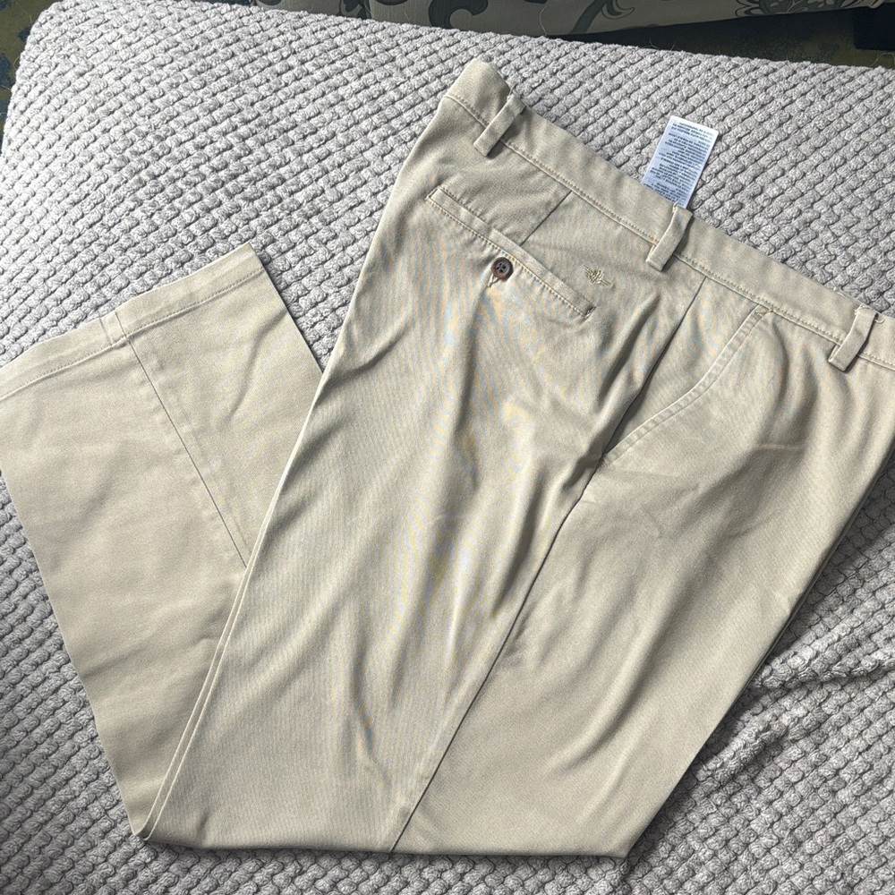 Dockers Men's Classic Khaki Chinos